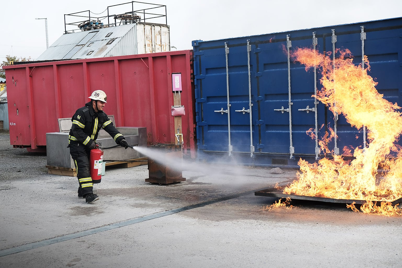 Jahanzeb övar släckning med vattensläckare.